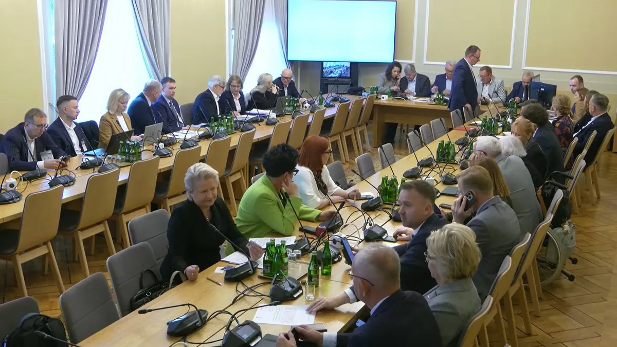 Posiedzenie sejmowej Komisji Rolnictwa i Rozwoju Wsi 7 października 2026 r. – posłowie przy stołach z mikrofonami