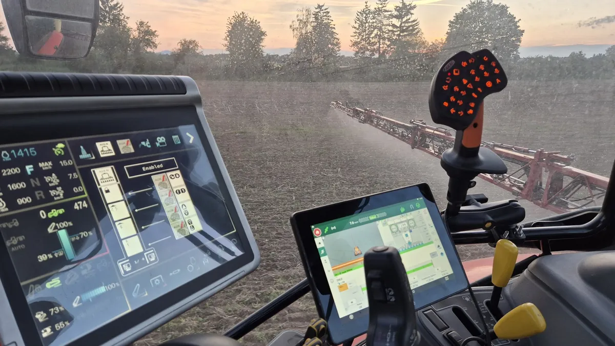 Kabina ciągnika z terminalem ISOBUS i nawigacją podczas oprysku